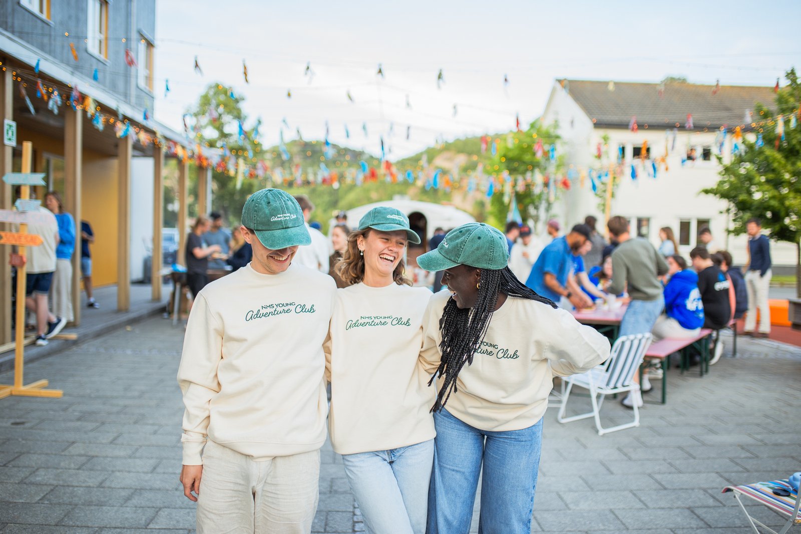 Tre ungdommer holder rundt hverandre og er glade på Followmefestivalen.